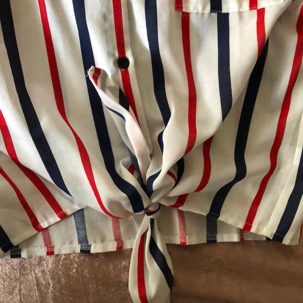 Button Up Cropped Top - Picture 3 of 3